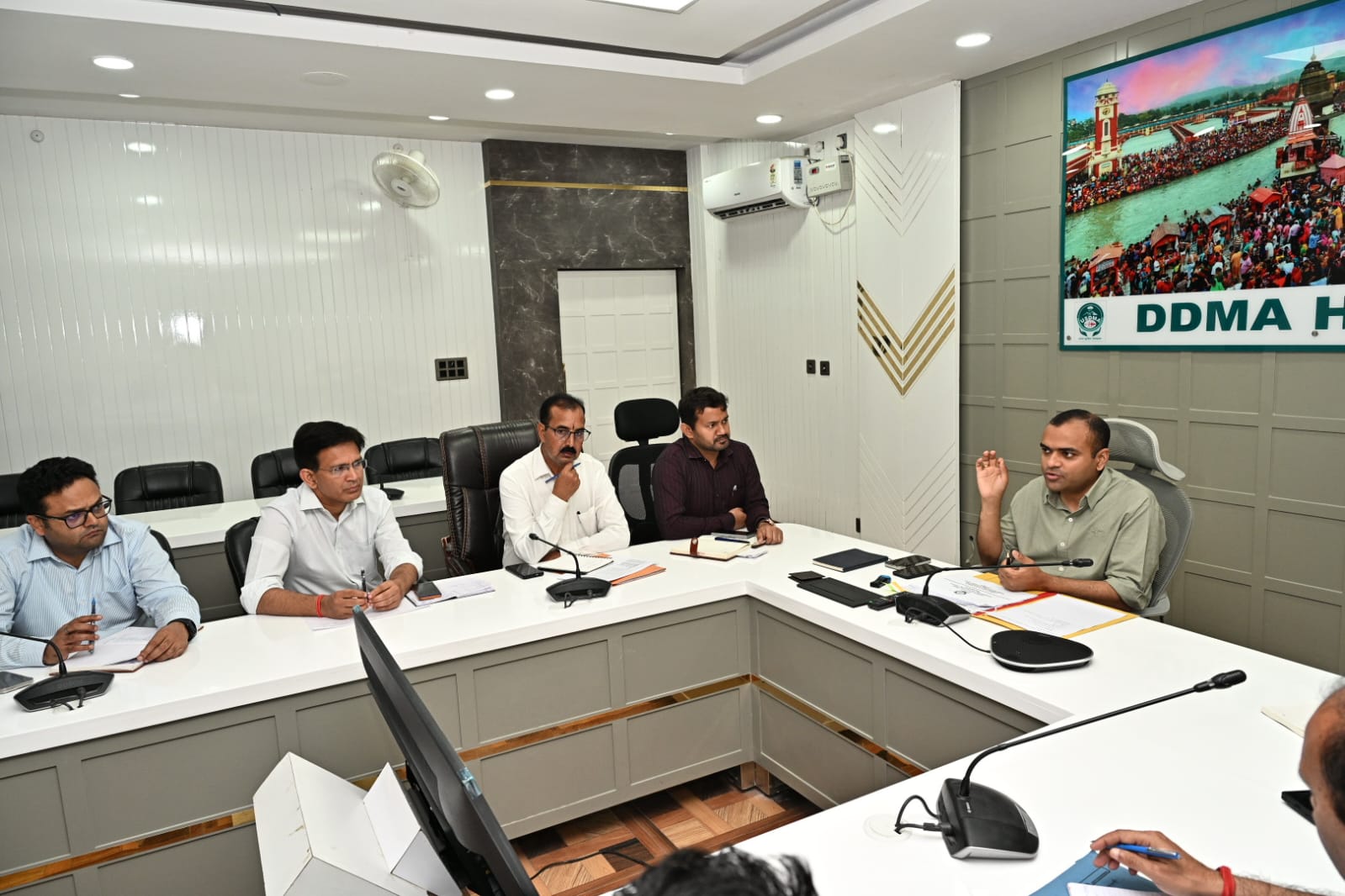 कार्यों की धीमी प्रगति पर जिलाधिकारी ने नाराजगी व्यक्त