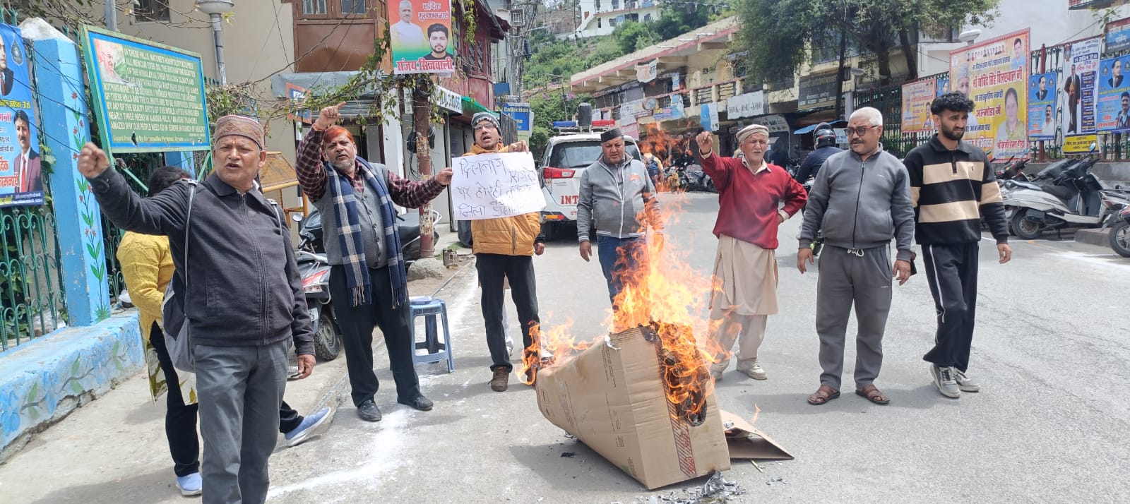 उत्पादों पर अधिक मूल्य वसूली के विरोध में पुतला