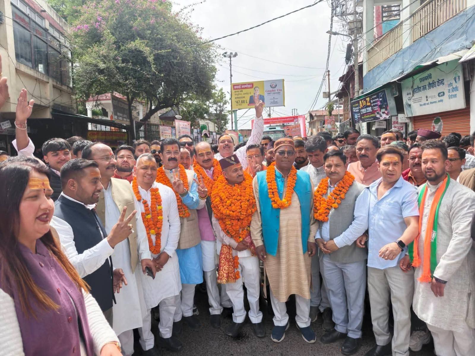 मंत्री गोविंद पिलख्वाल का अल्मोड़ा में भव्य जुलूस के