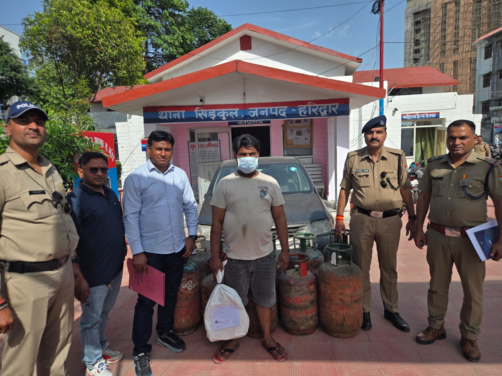 जिलाधिकारी मयूर दीक्षित के निर्देशन में जिला पूर्ति विभाग द्वारा गैस की कालाबाजारी/रिफिलिंग करने वाले के खिलाफ निरंतर की जा रही है कार्यवाही