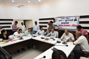 जनपद वासियों की समस्याओं को त्वरित निस्तारण के उदेश्य से जिलाधिकारी मयूर दीक्षित की अध्यक्षता में प्रत्येक सोमवार को आयोजित किया जा रहा है जन सुनवाई कार्यक्रम 4 1780302347 433 जनपद वासियों की समस्याओं को त्वरित निस्तारण के उदेश्य से