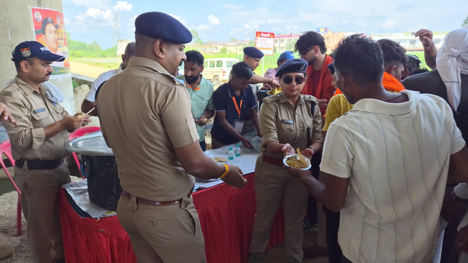 1786291536 390 शिवभक्त कांवड़ियों की सेवा में जुटी पुलिस किया प्रसाद वितरण