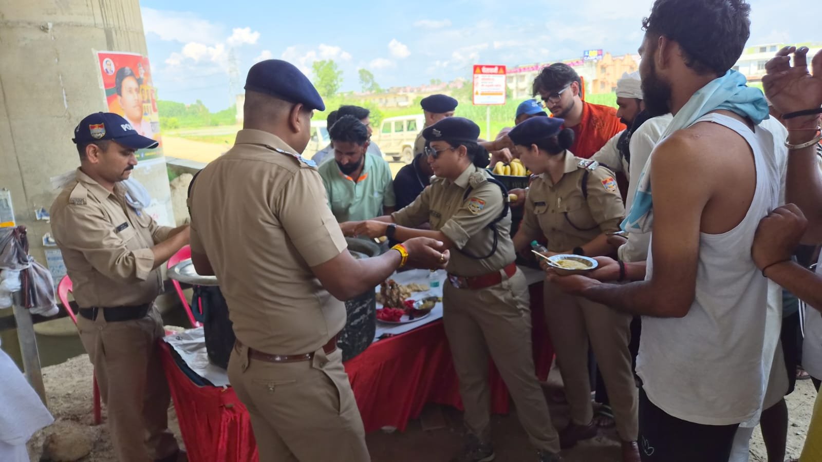 1786291536 427 शिवभक्त कांवड़ियों की सेवा में जुटी पुलिस किया प्रसाद वितरण