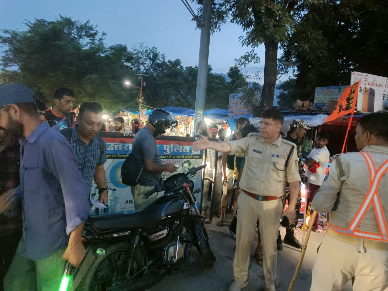 1786298735 709 हरिद्वार में डाक कावड़ की लगातार बढ़ती हुई भीड़