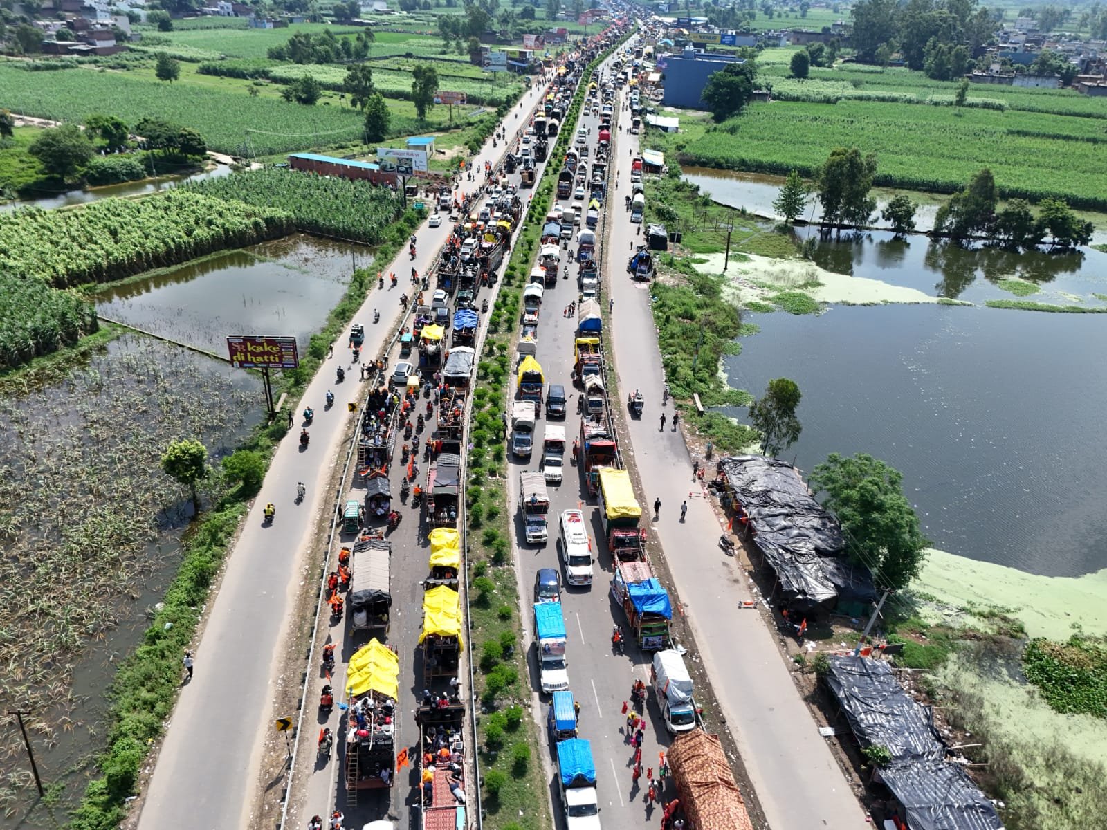 1786299530 16 हरिद्वार में चारों तरफ भगवा ही भगवा डाक कांवड़ियों का