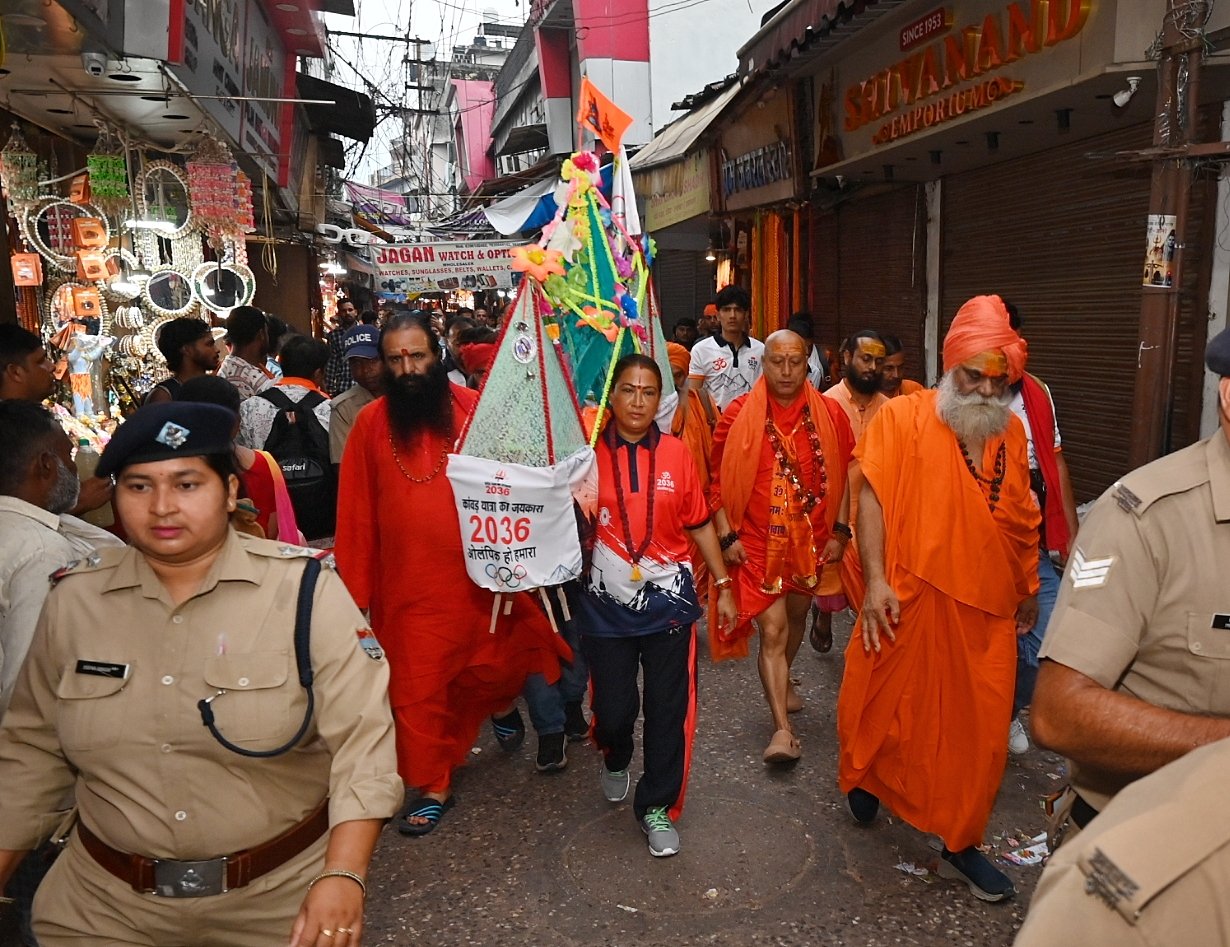 1786339921 175 खेल मंत्री रेखा आर्य ने हरकी पैड़ी से उठाई कांवड़