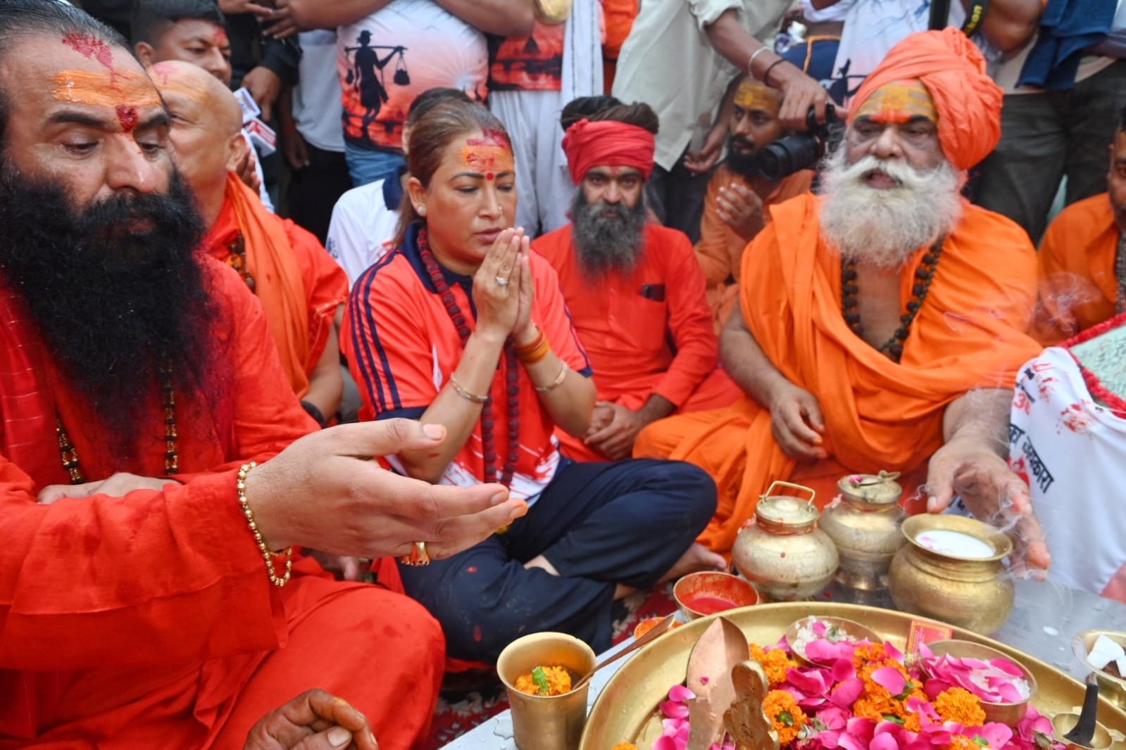 1786339922 680 खेल मंत्री रेखा आर्य ने हरकी पैड़ी से उठाई कांवड़
