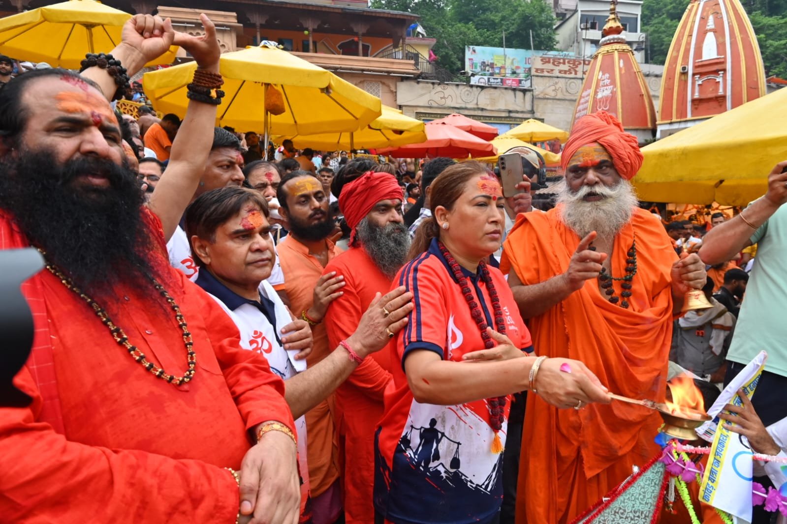1786339922 997 खेल मंत्री रेखा आर्य ने हरकी पैड़ी से उठाई कांवड़