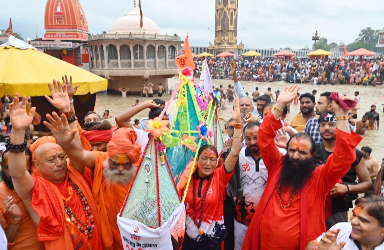 1786339923 280 खेल मंत्री रेखा आर्य ने हरकी पैड़ी से उठाई कांवड़
