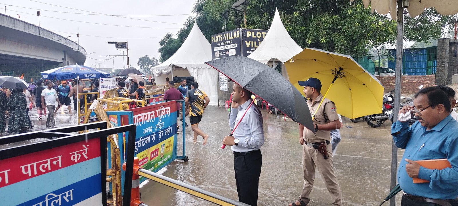 भारी वर्षा के बीच डाक कांवड़ियों के लिए सुरक्षा व व्यवस्थाओ का जायजा लेने जीरो ग्राउंड पर पहुंचे जिलाधिकारी मयूर दीक्षित 5 1786353369 37 भारी वर्षा के बीच डाक कांवड़ियों के लिए सुरक्षा व
