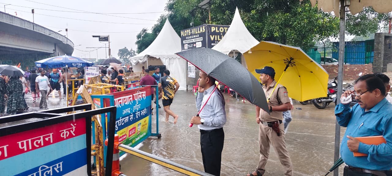 1786353370 389 भारी वर्षा के बीच डाक कांवड़ियों के लिए सुरक्षा व
