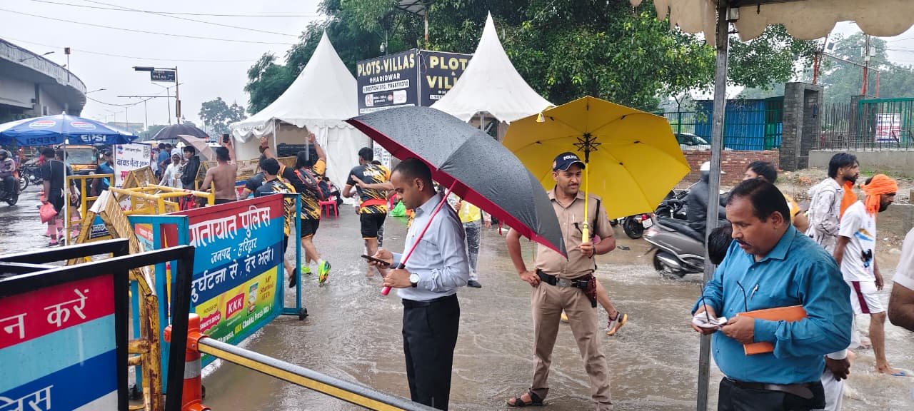 1786353370 426 भारी वर्षा के बीच डाक कांवड़ियों के लिए सुरक्षा व