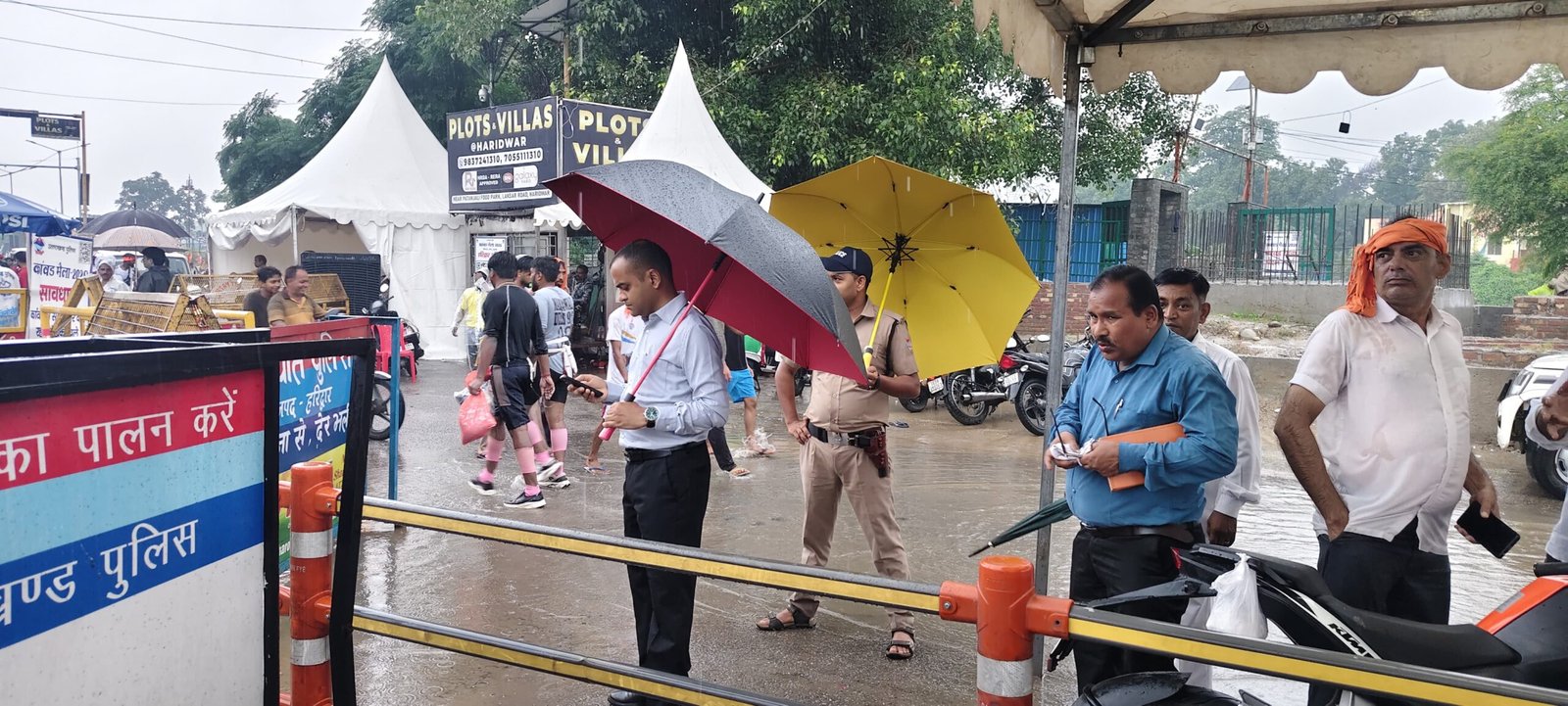 भारी वर्षा के बीच डाक कांवड़ियों के लिए सुरक्षा व व्यवस्थाओ का जायजा लेने जीरो ग्राउंड पर पहुंचे जिलाधिकारी मयूर दीक्षित 10 1786353370 79 भारी वर्षा के बीच डाक कांवड़ियों के लिए सुरक्षा व