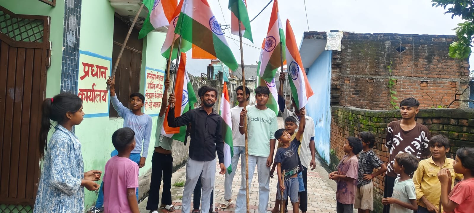 1786363507 428 हर घर तिरंगा कार्यक्रम के अंतर्गत विभिन्न स्कूलों में आयोजित