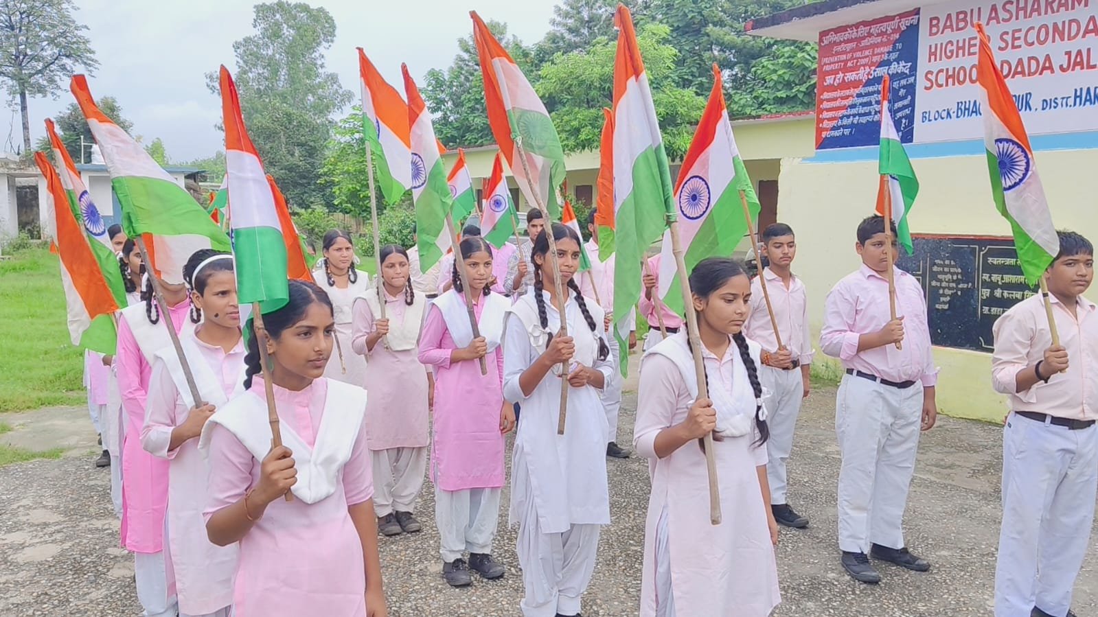 हर घर तिरंगा कार्यक्रम के अंतर्गत विभिन्न स्कूलों में आयोजित की गई तिरंगा पेंटिंग प्रतियोगिता 13 1786363508 683 हर घर तिरंगा कार्यक्रम के अंतर्गत विभिन्न स्कूलों में आयोजित