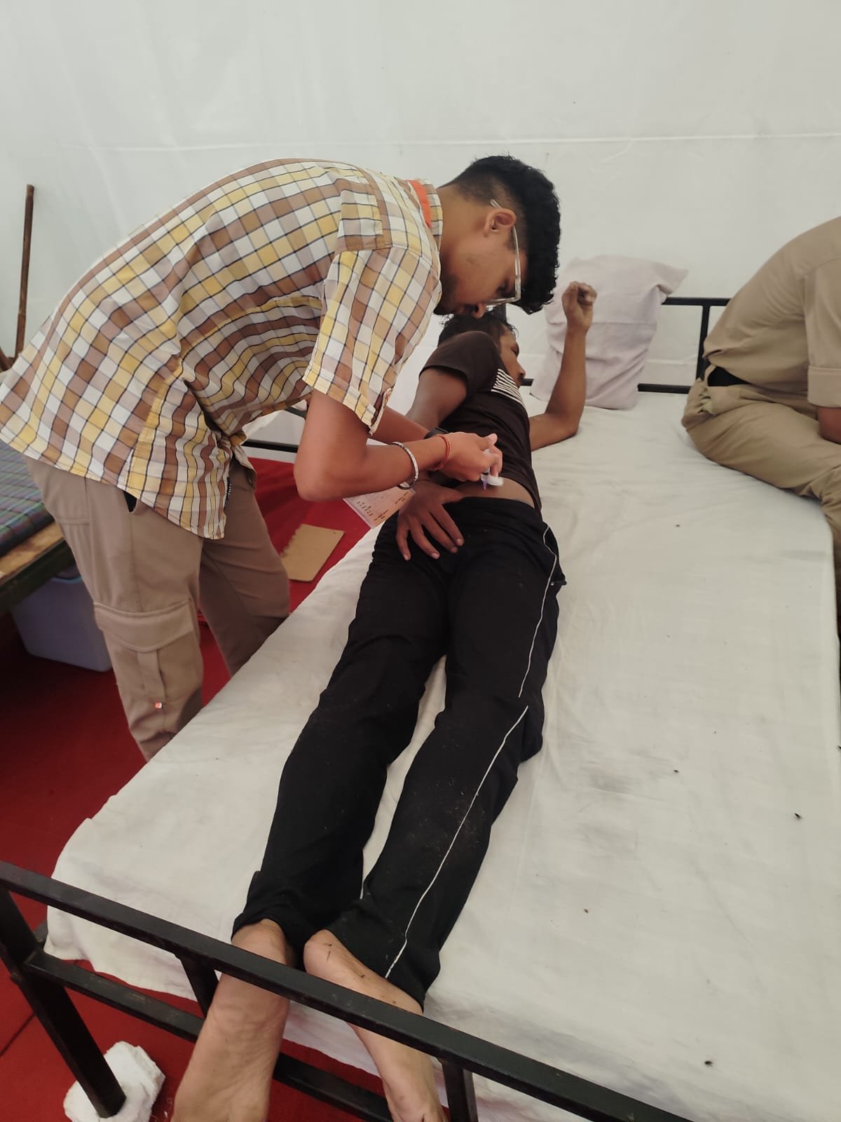 कांवड़ यात्रा पर आने वाले शिवभक्तों का स्वास्थ्य खराब होने की दशा में तत्काल निशुल्क किया जा रहा है उपचार 2 1786368929 417 कांवड़ यात्रा पर आने वाले शिवभक्तों का स्वास्थ्य खराब होने