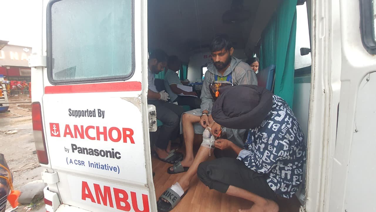 1786372623 648 रजत शहरी एवं ग्रामोत्थान संस्थान हरिद्वार द्वारा कांवड़ियों को दवाइयां