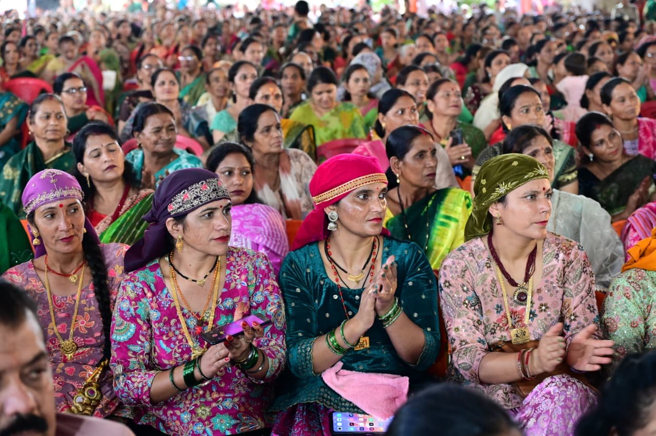 1786374075 512 मुख्यमंत्री धामी ने मातृशक्ति से किया सीधा संवाद महिला सशक्तिकरण