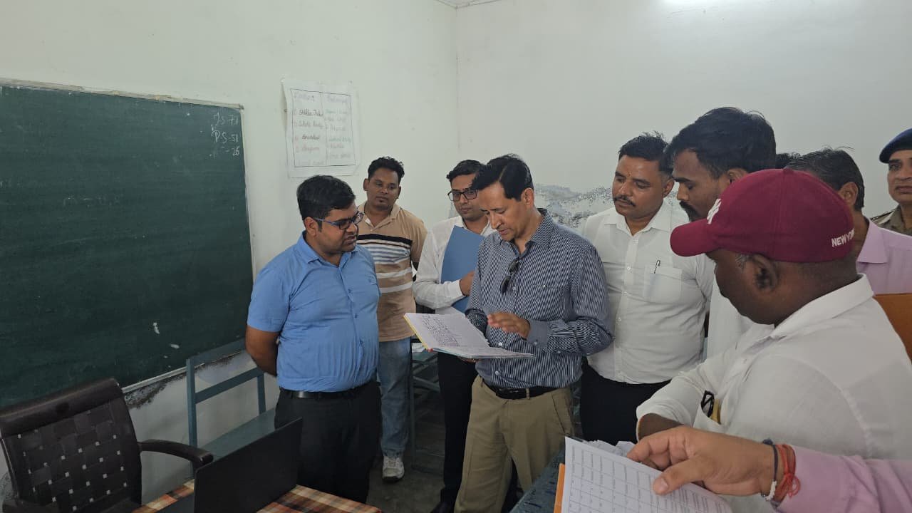 1786375573 409 आयुक्त दीपक रावत ने किया SIR कार्यों का स्थलीय निरीक्षण