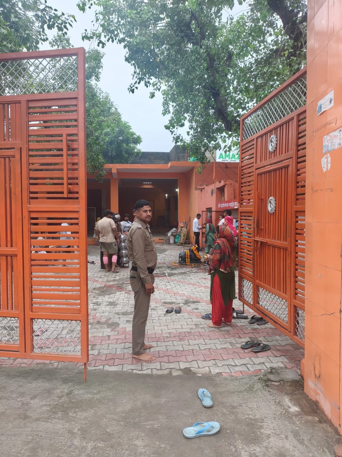 1786464228 11 जनपद के शिव मंदिरों में लगी भारी भीड़ पुलिस द्वारा
