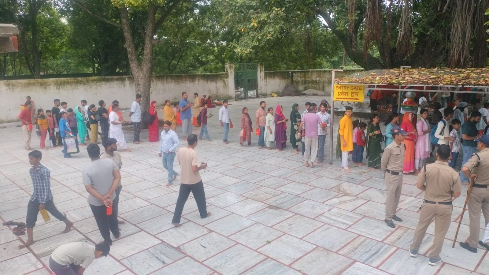 1786464228 131 जनपद के शिव मंदिरों में लगी भारी भीड़ पुलिस द्वारा