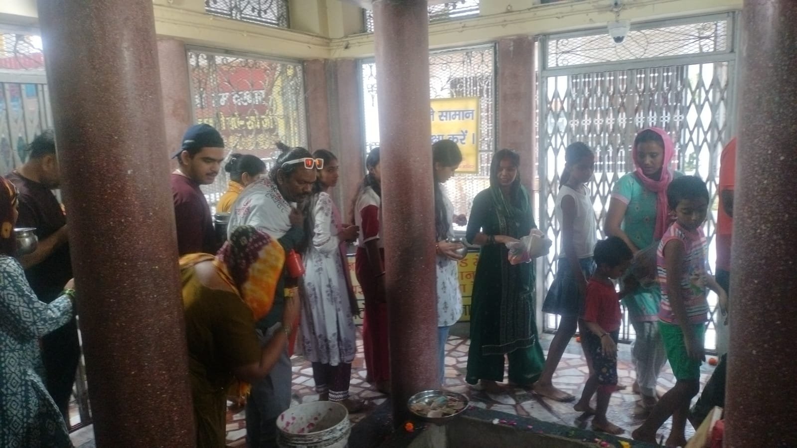 1786464228 413 जनपद के शिव मंदिरों में लगी भारी भीड़ पुलिस द्वारा