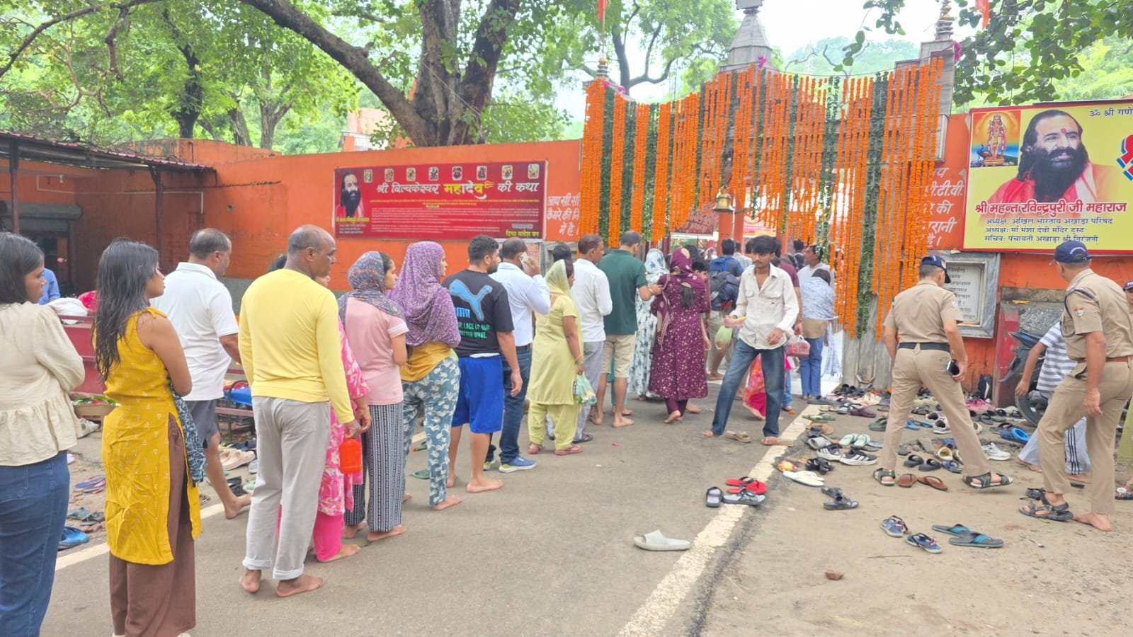 1786464228 687 जनपद के शिव मंदिरों में लगी भारी भीड़ पुलिस द्वारा