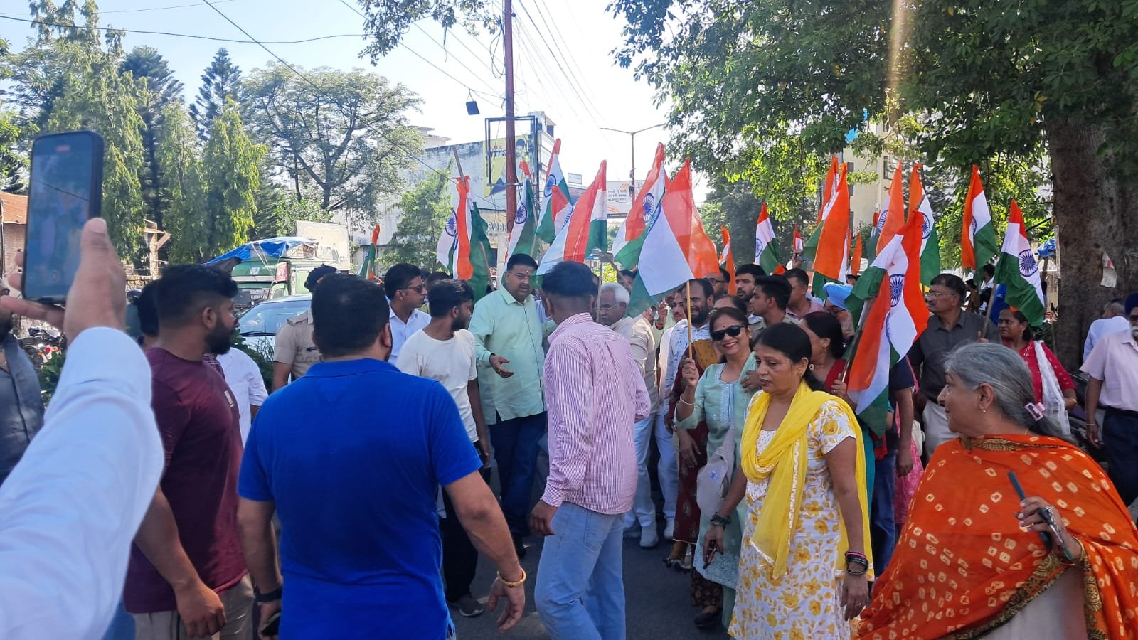 राष्ट्रभक्ति के उत्साह से गूंजा हरिद्वार, कैबिनेट मंत्री मदन कौशिक के नेतृत्व में निकली भव्य तिरंगा यात्रा 3 1786534214 247 राष्ट्रभक्ति के उत्साह से गूंजा हरिद्वार कैबिनेट मंत्री मदन कौशिक