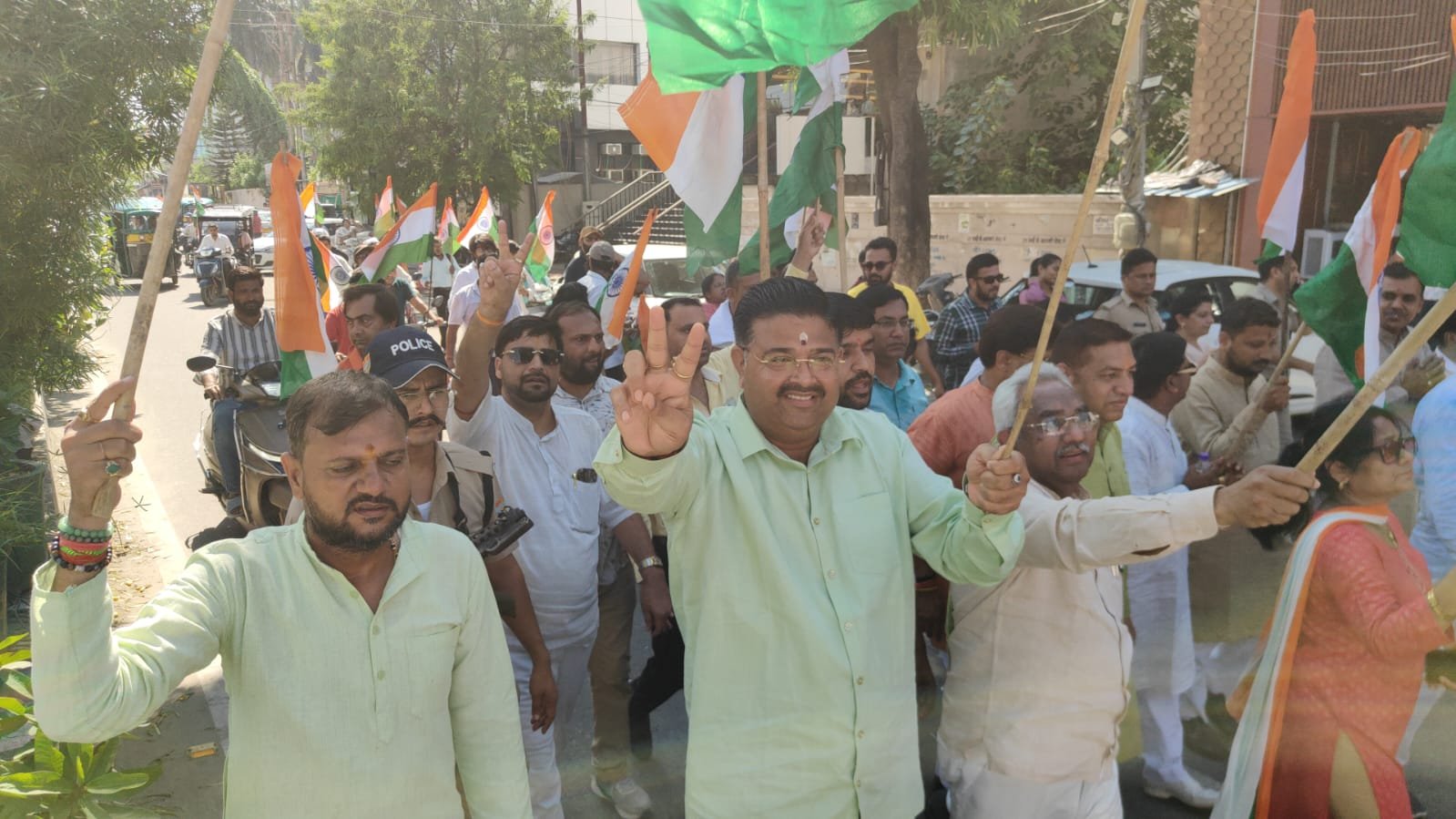 राष्ट्रभक्ति के उत्साह से गूंजा हरिद्वार, कैबिनेट मंत्री मदन कौशिक के नेतृत्व में निकली भव्य तिरंगा यात्रा 4 1786534215 541 राष्ट्रभक्ति के उत्साह से गूंजा हरिद्वार कैबिनेट मंत्री मदन कौशिक