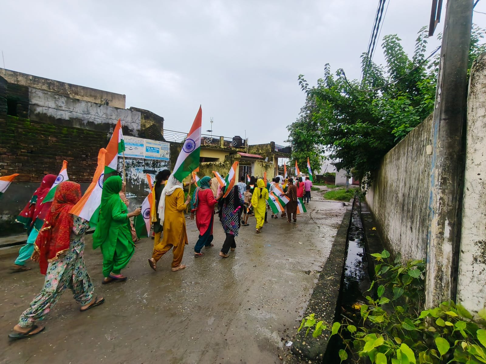 हर घर तिरंगा कार्यक्रम के अंतर्गत विकास खंड रुड़की में निकाली गई तिरंगा रैली 3 1786543895 304 हर घर तिरंगा कार्यक्रम के अंतर्गत विकास खंड रुड़की में