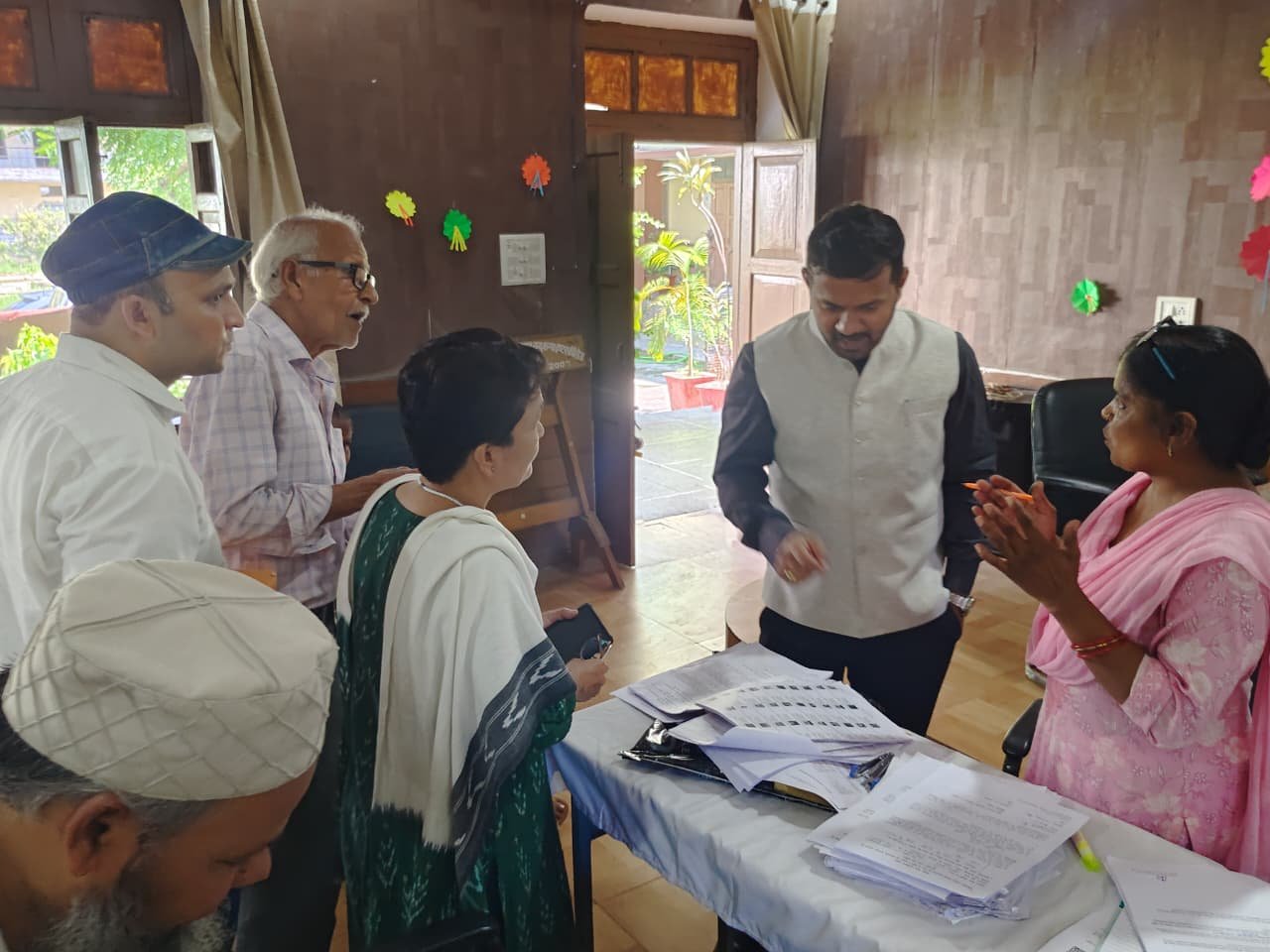एसआईआर अभियान के तहत संयुक्त मजिस्ट्रेट रुड़की ने बूथ संख्या-55 का किया औचक निरीक्षण 3 1786544079 296 एसआईआर अभियान के तहत संयुक्त मजिस्ट्रेट रुड़की ने बूथ संख्या 55