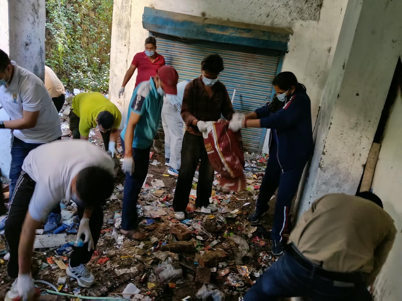 स्वतंत्रता दिवस के उपलक्ष्य में डीएम ने चलाया वृहद स्वच्छता अभियान, स्वयं श्रमदान कर दिया स्वच्छता का संदेश 3 1786546209 410 स्वतंत्रता दिवस के उपलक्ष्य में डीएम ने चलाया वृहद स्वच्छता