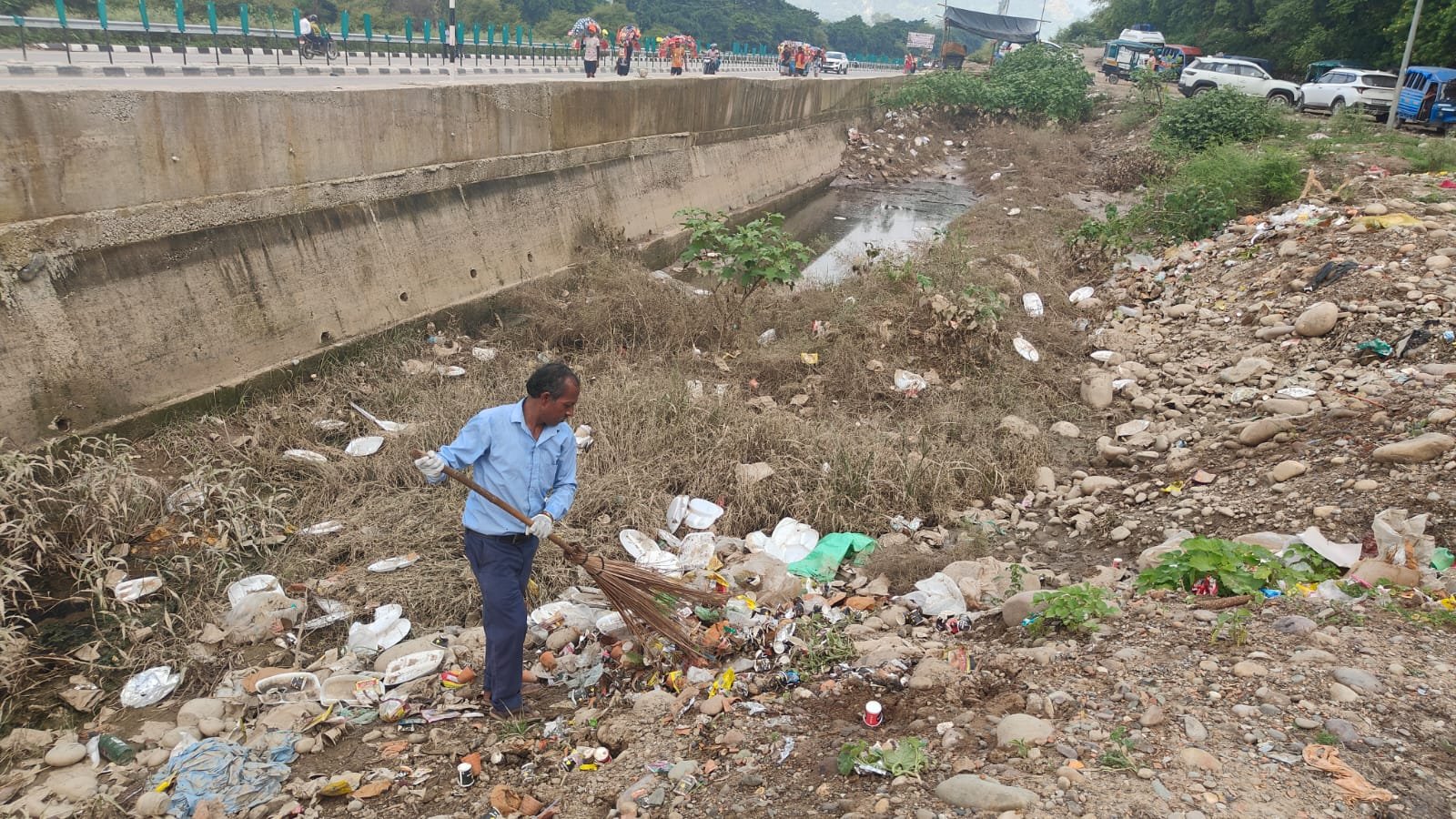 1786620677 768 कांवड़ मेले के सफलतापूर्वक संपन्न होने के उपरांत फैले कूड़े कचरे