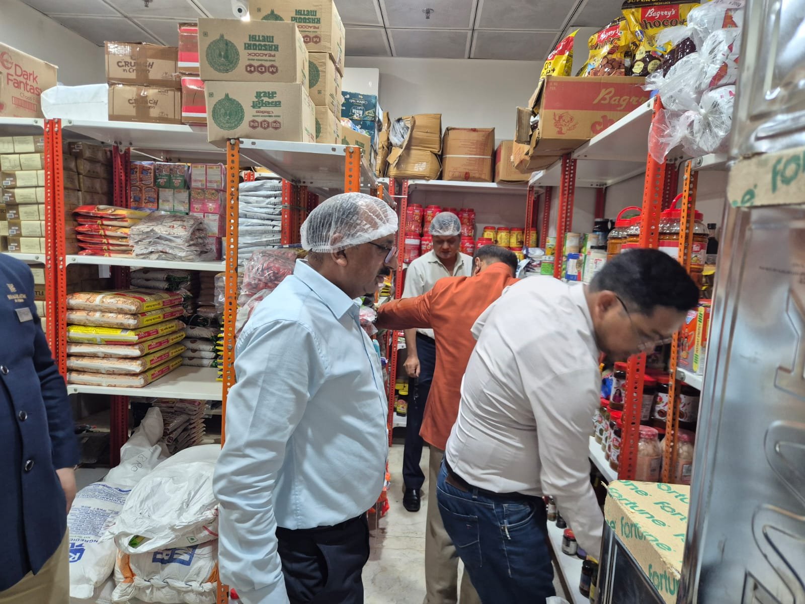 1786633140 226 होटल ढाबों में खाद्य पदार्थों की गुणवत्ता जांच लिए गए नमूने