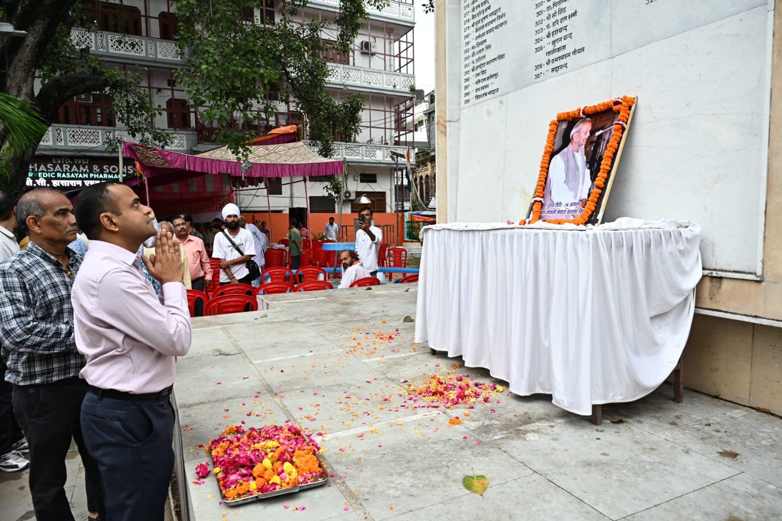 1786691826 138 भल्ला पार्क में शहीद दिवस कार्यक्रम आयोजित जिलाधिकारी मयूर दीक्षित