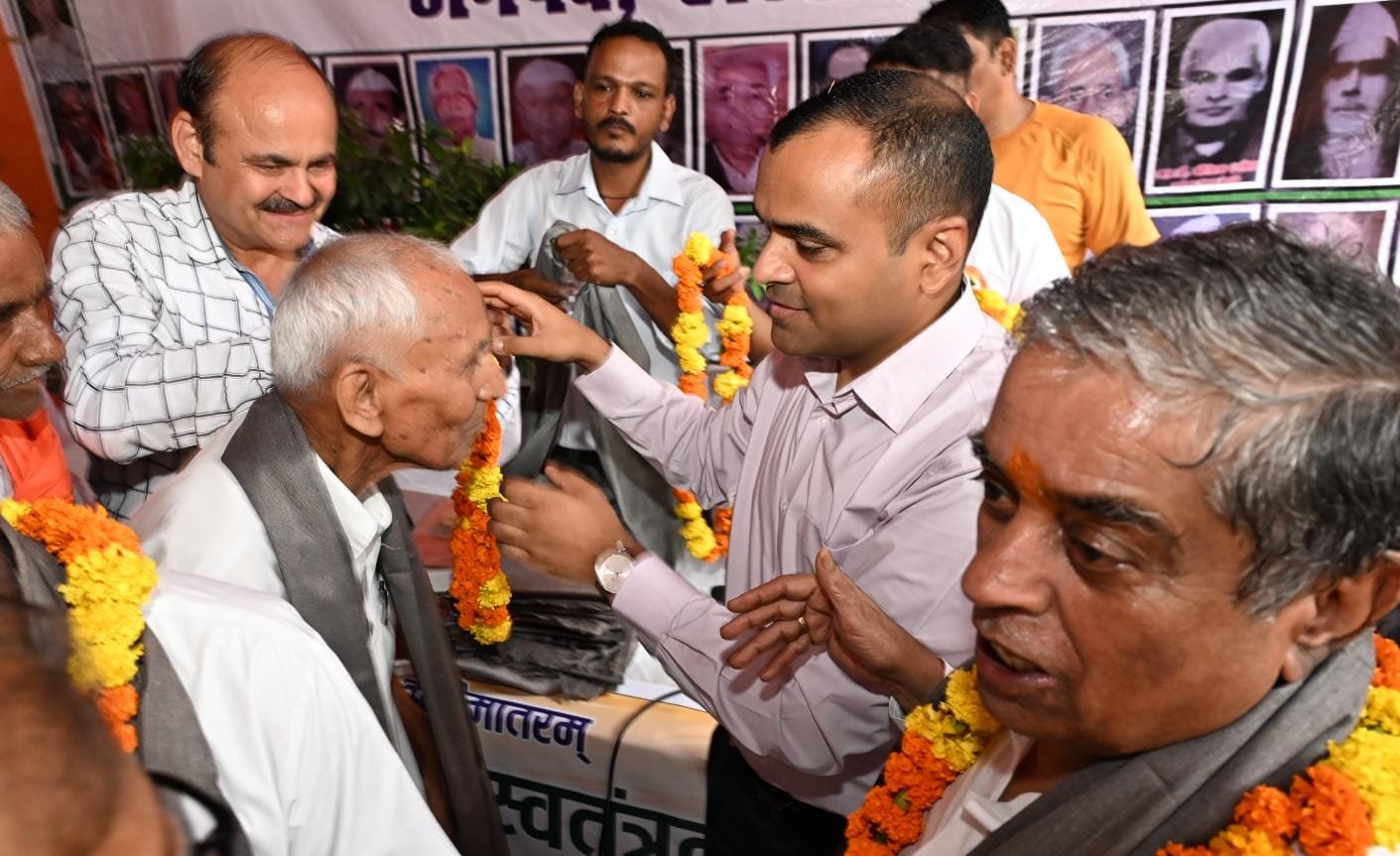 1786691829 244 भल्ला पार्क में शहीद दिवस कार्यक्रम आयोजित जिलाधिकारी मयूर दीक्षित