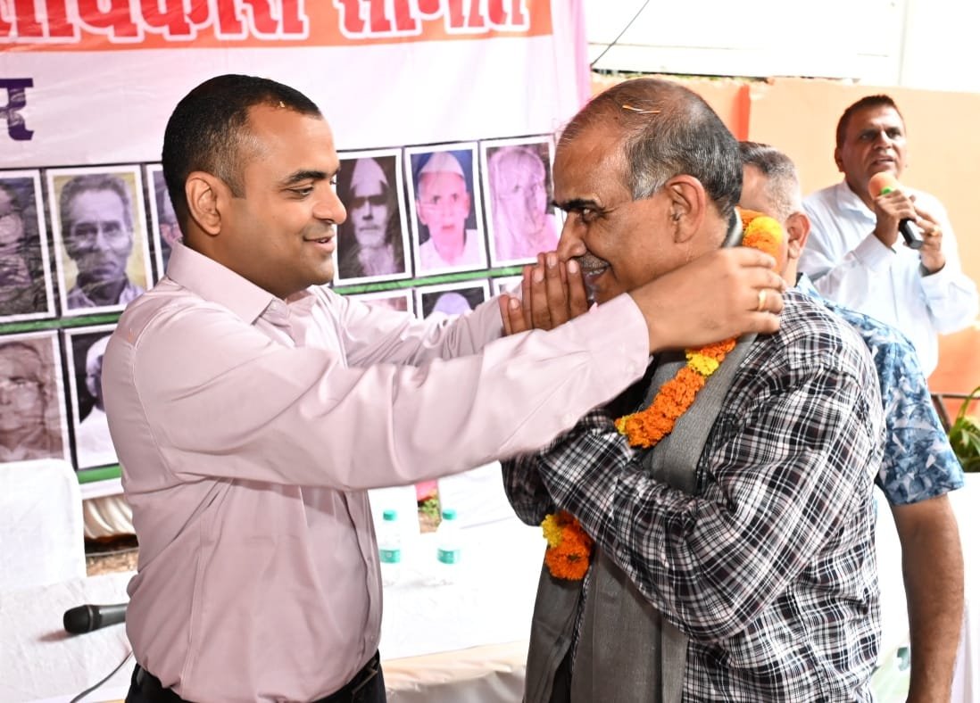 1786691832 571 भल्ला पार्क में शहीद दिवस कार्यक्रम आयोजित जिलाधिकारी मयूर दीक्षित