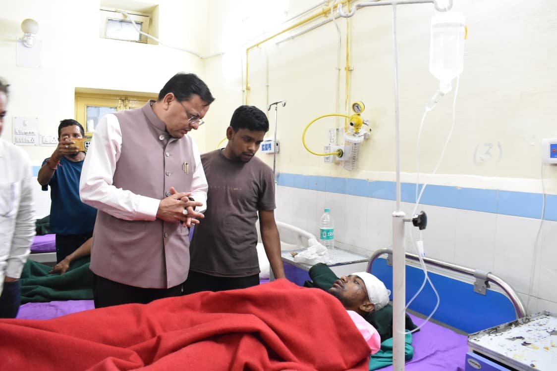 1786717905 724 घायल श्रमिकों से मिले मुख्यमंत्री जिला अस्पताल में जाना कुशलक्षेम