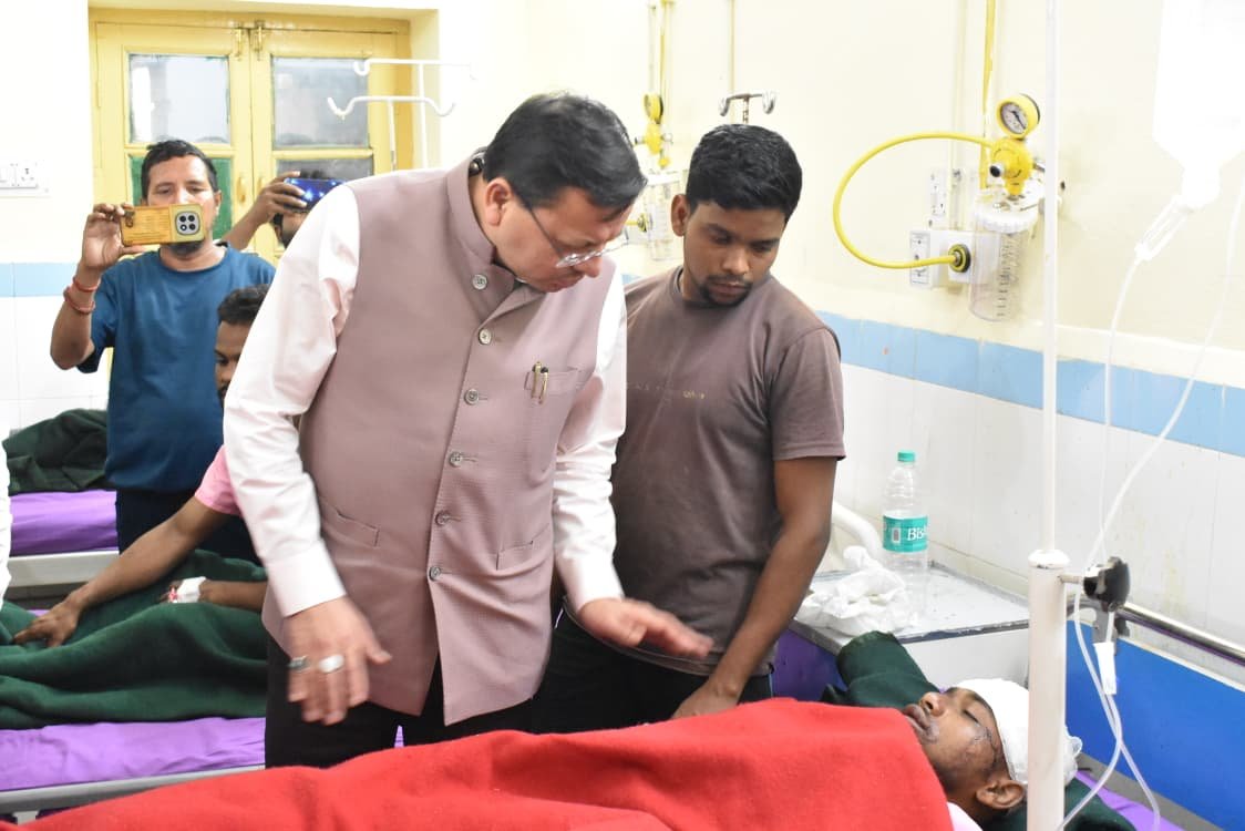 घायल श्रमिकों से मिले मुख्यमंत्री, जिला अस्पताल में जाना कुशलक्षेम 4 1786717905 923 घायल श्रमिकों से मिले मुख्यमंत्री जिला अस्पताल में जाना कुशलक्षेम