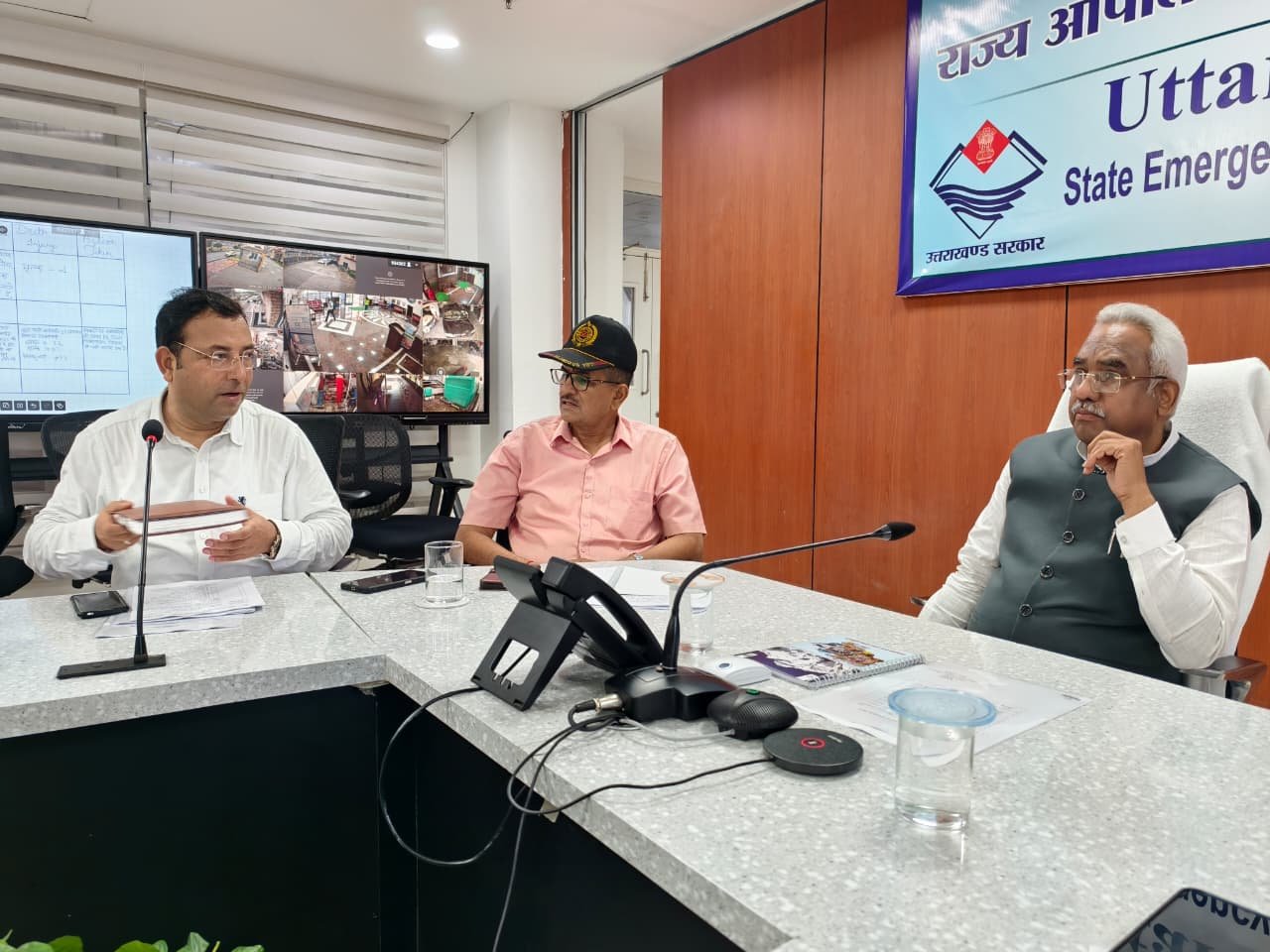 1786718002 870 पीपलकोटी टनल हादसा मा0 मंत्री ने एसईओसी पहुंचकर राहत एवं बचाव