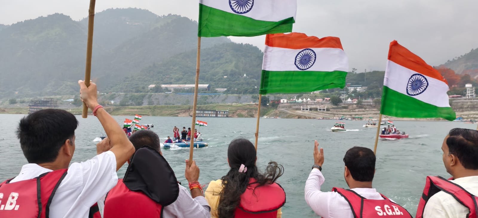 1786721534 342 ‎देशभक्ति के रंग में रंगी टिहरी झील तिरंगे के साथ