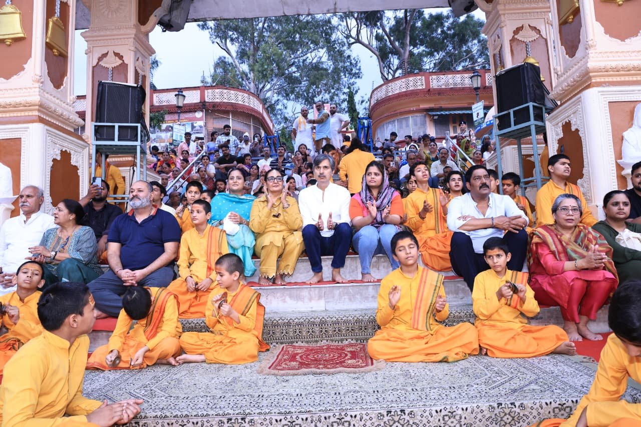 पद्म श्री जसपिंदर नरूला जी दर्शनार्थ आयी परमार्थ निकेतन 9 1786756128 466 पद्म श्री जसपिंदर नरूला जी दर्शनार्थ आयी परमार्थ निकेतन