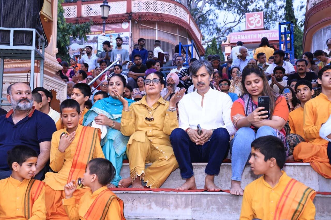 पद्म श्री जसपिंदर नरूला जी दर्शनार्थ आयी परमार्थ निकेतन 8 1786756128 759 पद्म श्री जसपिंदर नरूला जी दर्शनार्थ आयी परमार्थ निकेतन