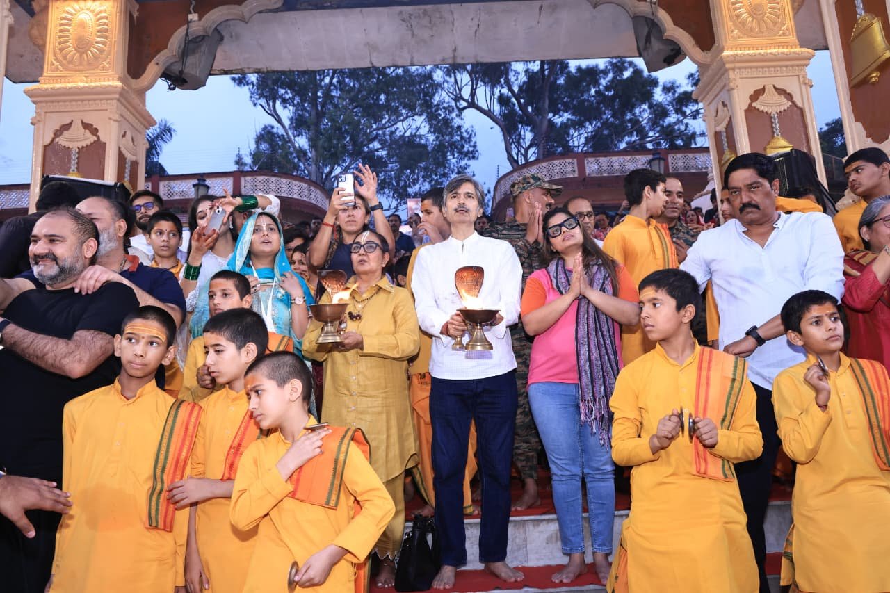 पद्म श्री जसपिंदर नरूला जी दर्शनार्थ आयी परमार्थ निकेतन 7 1786756128 903 पद्म श्री जसपिंदर नरूला जी दर्शनार्थ आयी परमार्थ निकेतन