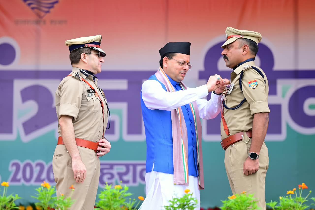 1786804947 732 स्वतंत्रता दिवस पर मुख्यमंत्री श्री पुष्कर सिंह धामी ने परेड