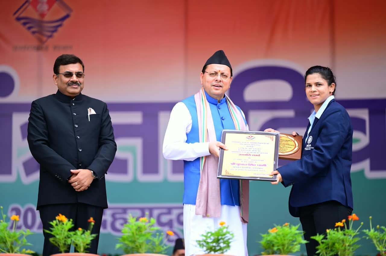 1786804948 943 स्वतंत्रता दिवस पर मुख्यमंत्री श्री पुष्कर सिंह धामी ने परेड