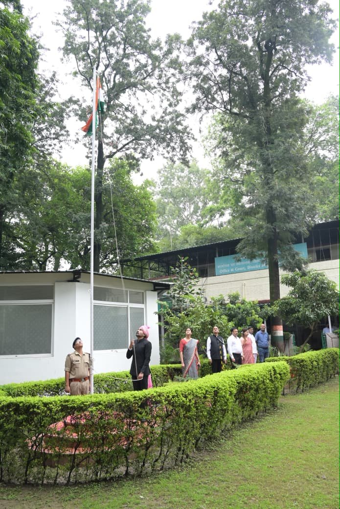 1786810120 840 स्वतंत्रता दिवस पर जिलाधिकारी डॉ0 आशीष चौहान ने कलेक्ट्रेट परिसर