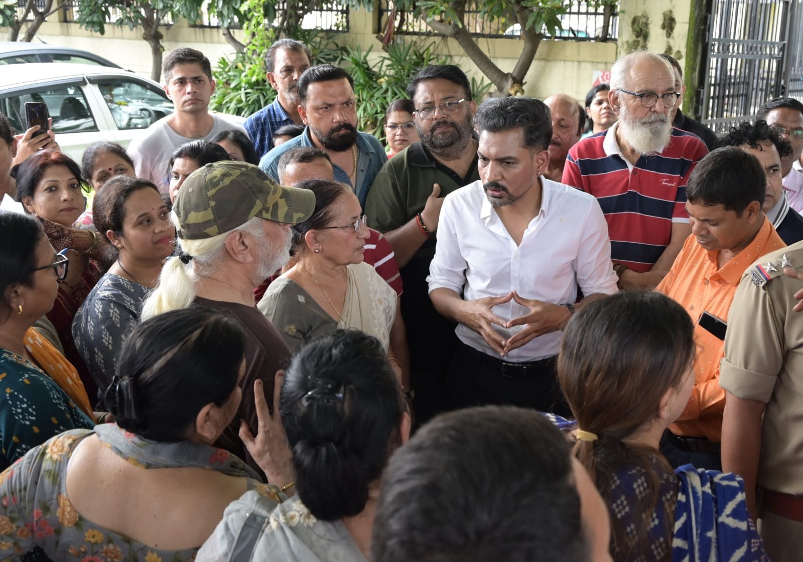 सीमाद्वार में जलभराव पर डीएम सख्त, नगर निगम को 24 घंटे में सफाई और डिवाटरिंग के निर्देश 7 1787118659 986 सीमाद्वार में जलभराव पर डीएम सख्त नगर निगम को 24