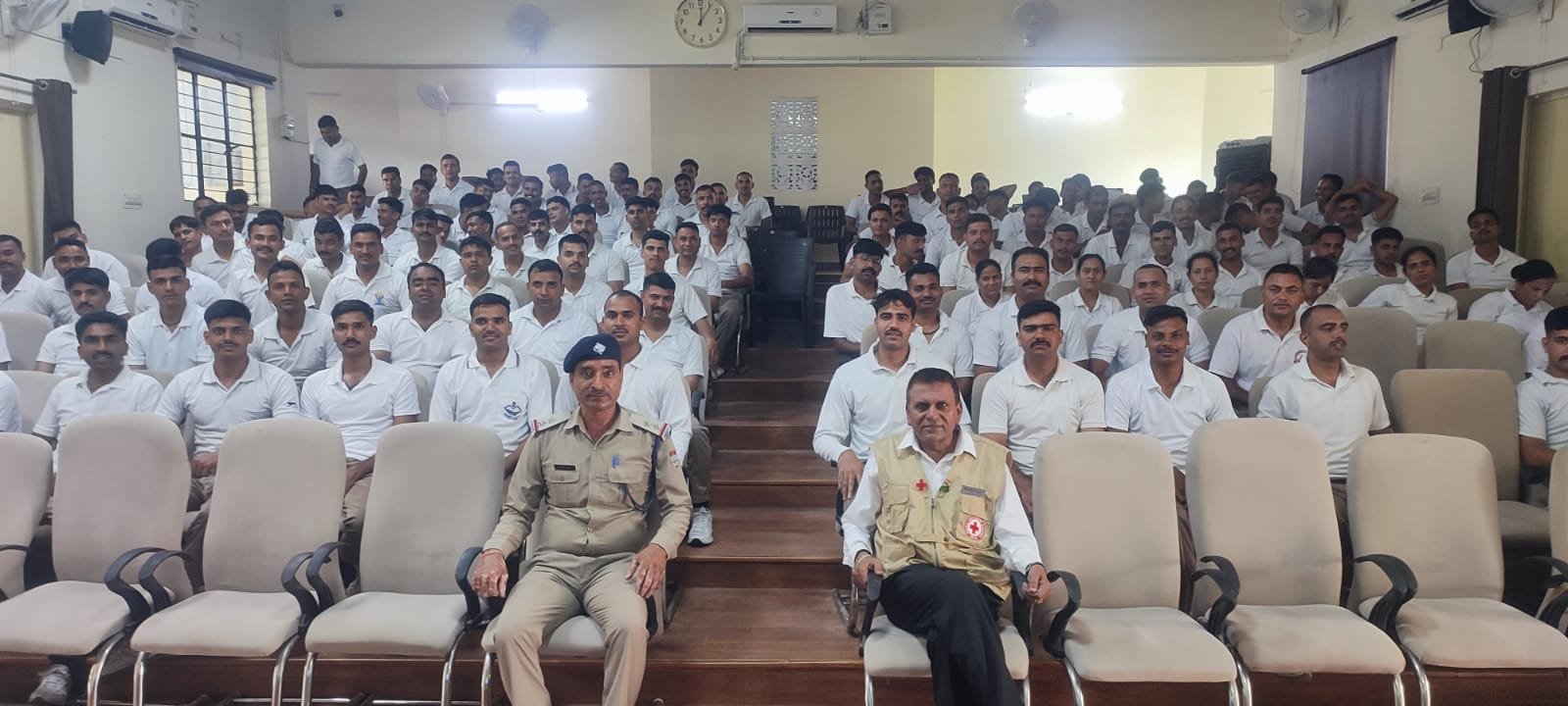 300 पुलिस कर्मियों को इंडियन रेडक्रॉस उत्तराखण्ड के चेयरमेन प्रो. (डॉ.) नरेश चौधरी द्वारा कुंभ मेले के लिये प्रशिक्षित किया 8 1787120161 188 300 पुलिस कर्मियों को इंडियन रेडक्रॉस उत्तराखण्ड के चेयरमेन प्रो
