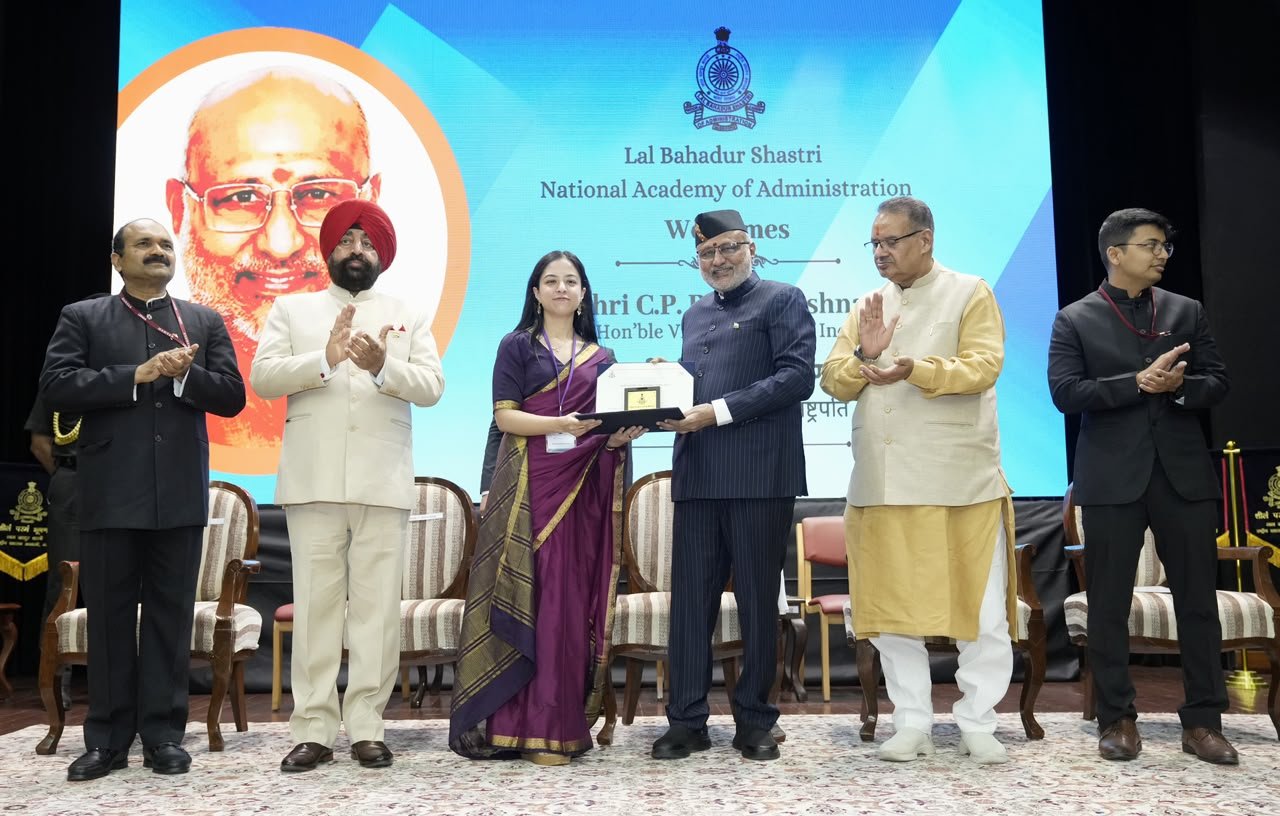 उपराष्ट्रपति ने LBSNAA, मसूरी में 2024 बैच के आईएएस प्रशिक्षु अधिकारियों को संबोधित किया 3 1787236999 611 उपराष्ट्रपति ने LBSNAA मसूरी में 2024 बैच के आईएएस प्रशिक्षु